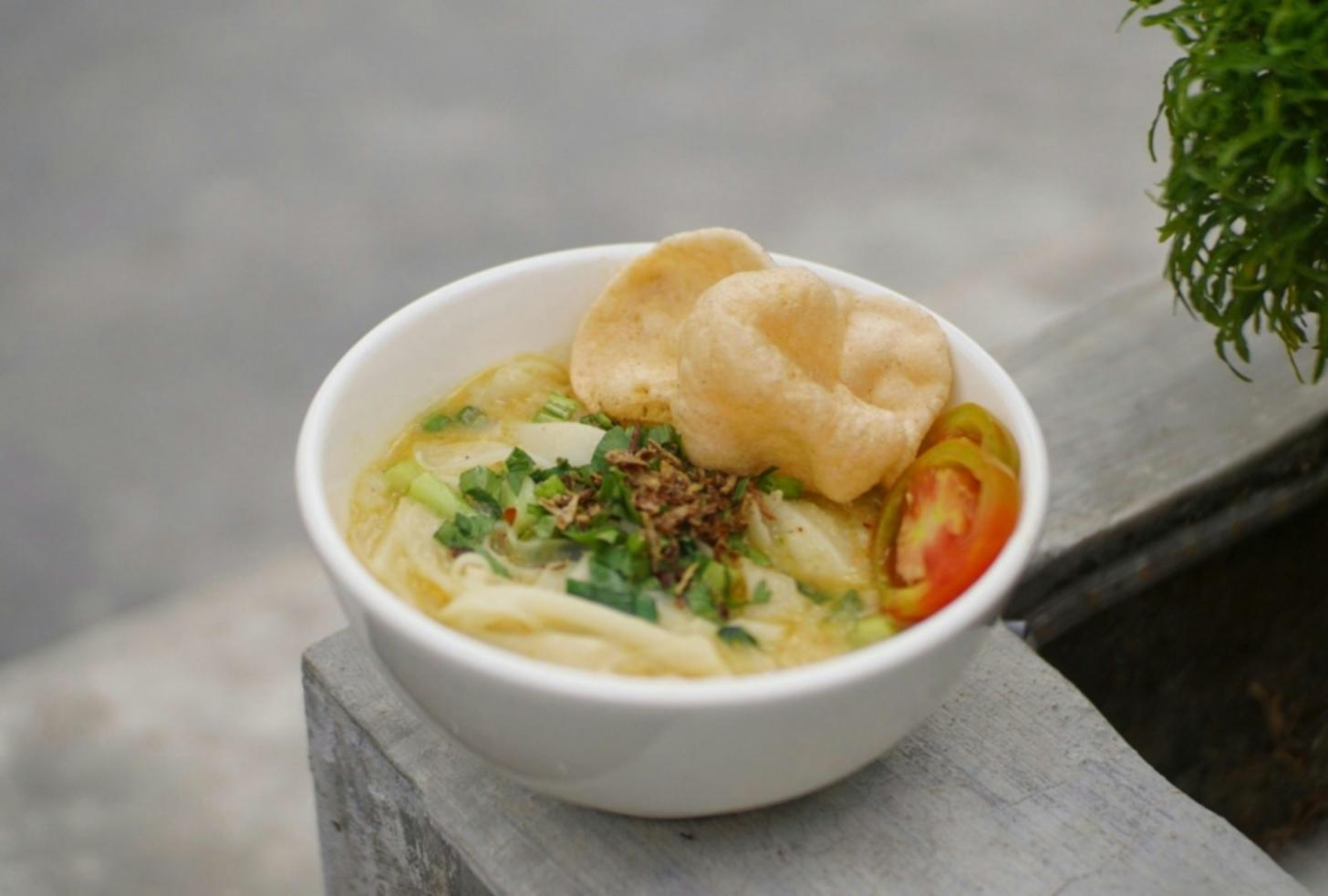 Osoba czytająca etykietę produktu podczas zakupów w sklepie spożywczym